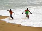 Kinder spielen im Meer